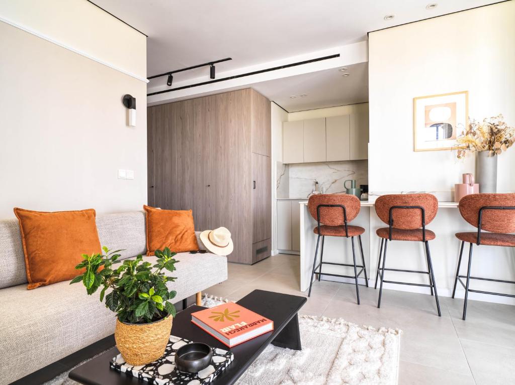 Posezení v ubytování LIV Mackenzie Beach Suites Larnaca ADULTS ONLY