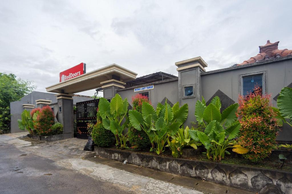 a mobil gas station with plants in front of it at RedDoorz Syariah near RS Advent Bandar Lampung in Bandar Lampung