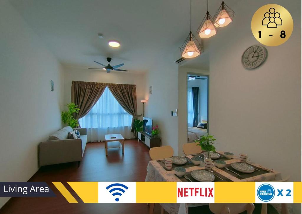 un salon avec une table et un coin salon dans l'établissement 2R2B Cozy Homestay,1-7 Pax - GA2, à Shah Alam