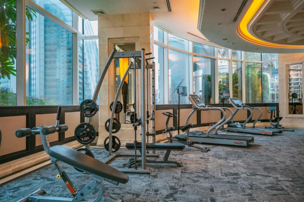 Fitness centrum a/nebo fitness zařízení v ubytování Grande Centre Point Hotel Terminal21