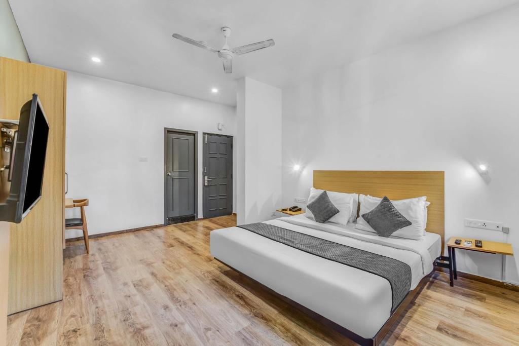 清奈的住宿－Rohaan Inn - UPAR Hotels Ashok Nagar，一间带大床和电视的卧室