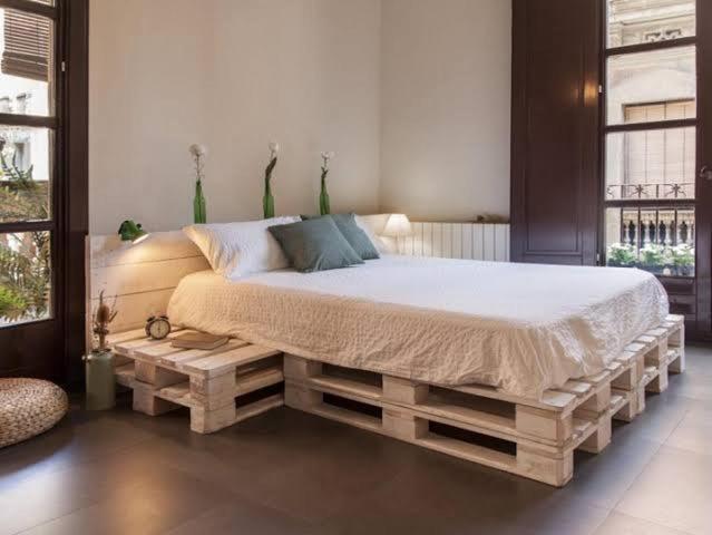 - une chambre avec un grand lit et un cadre en bois dans l'établissement İncek boutiqe, à Golbası