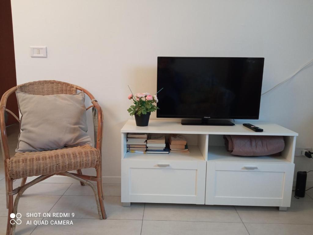 A television and/or entertainment centre at La terrazza sul mare