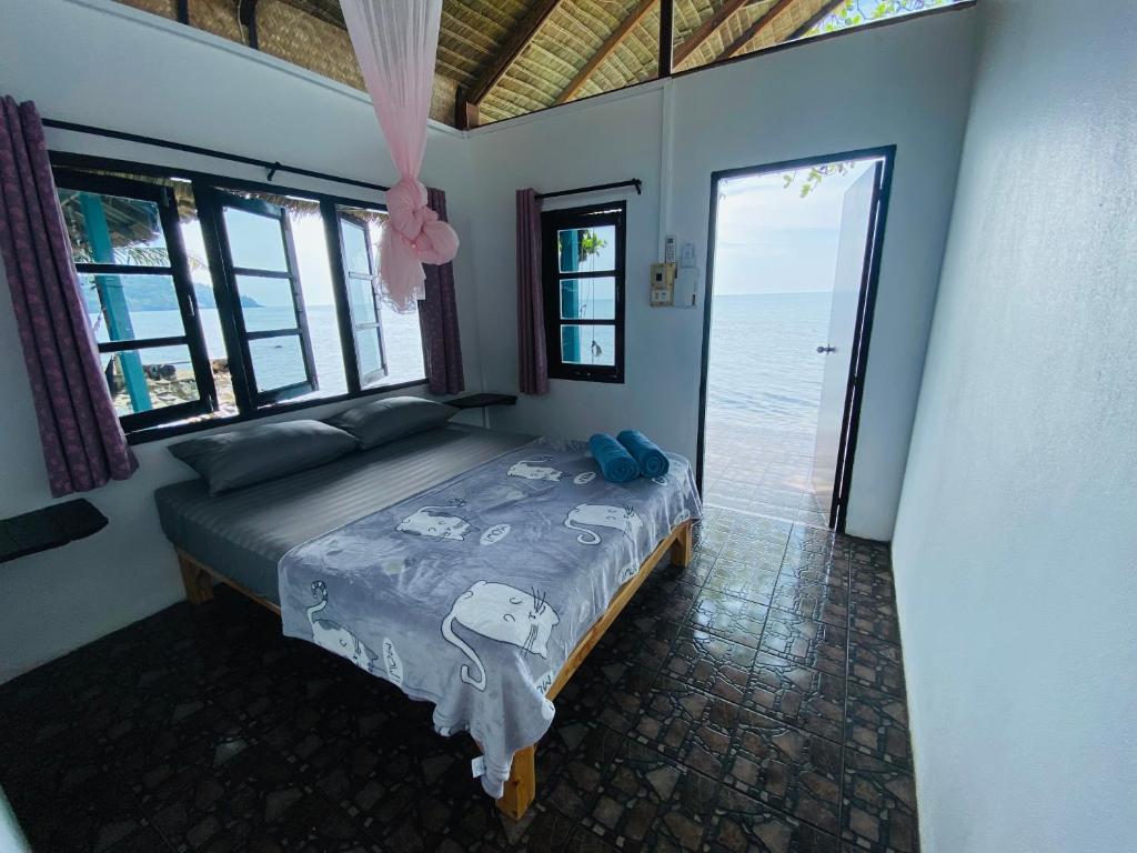 a bedroom with a bed in a room with a window at Blue Sky Resort in Ko Chang