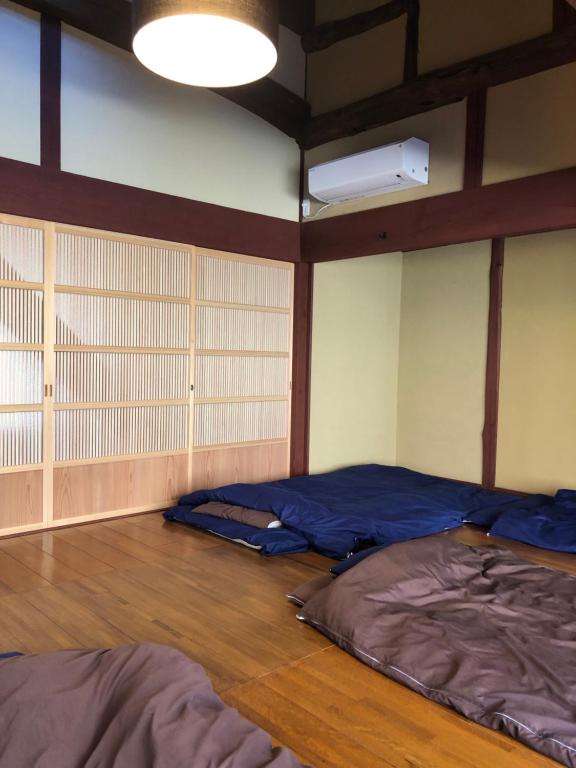 Postel nebo postele na pokoji v ubytování みなべゲストハウス