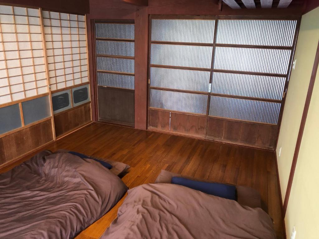 Postel nebo postele na pokoji v ubytování みなべゲストハウス