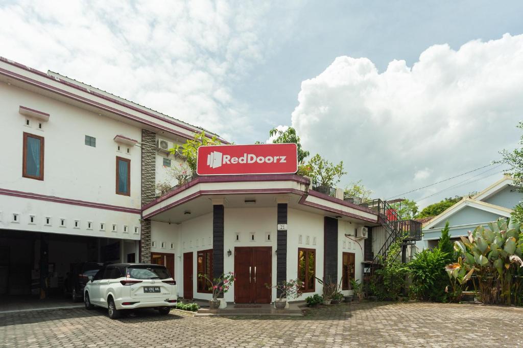 ein vor einem Hotel geparkt in der Unterkunft RedDoorz Syariah @ Jalan Panglima Polim Lampung in Lampung