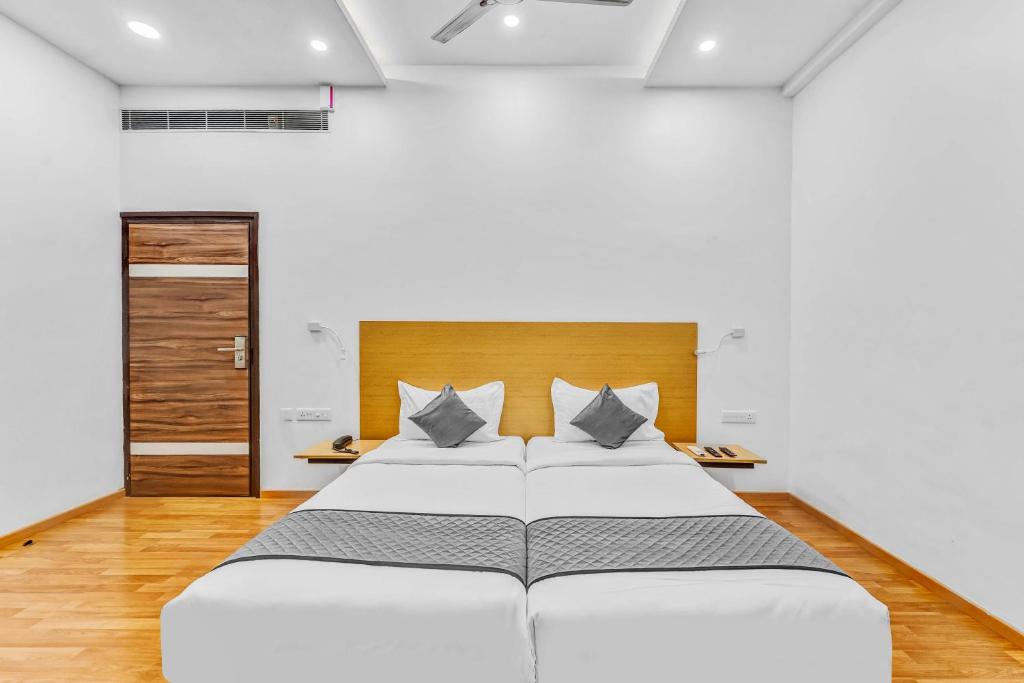 Postel nebo postele na pokoji v ubytování UPAR Hotels - T Nagar