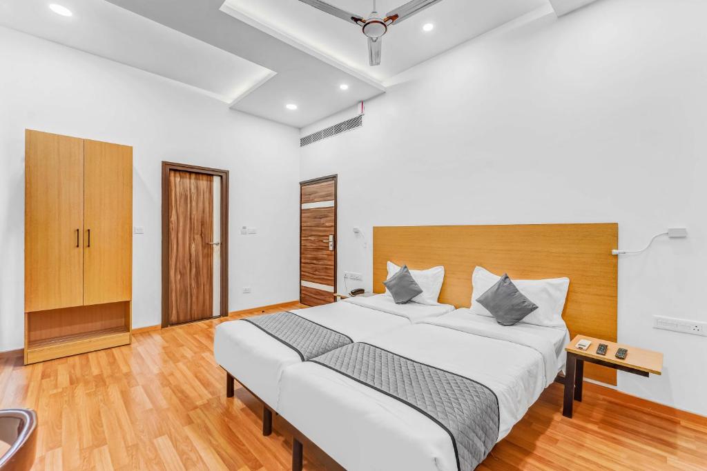 Postel nebo postele na pokoji v ubytování UPAR Hotels - T Nagar