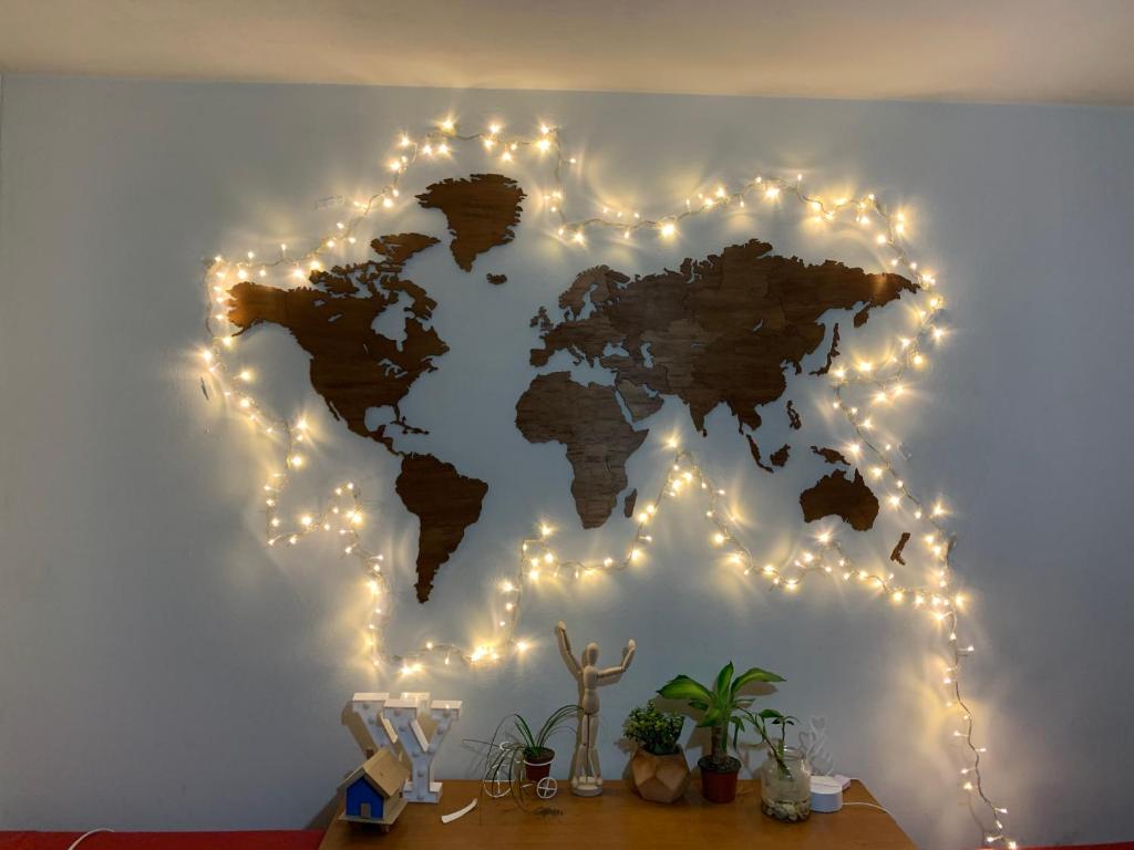eine Weltkarte mit Lichtern an der Wand in der Unterkunft Hogar dulce hogar in Mexiko-Stadt