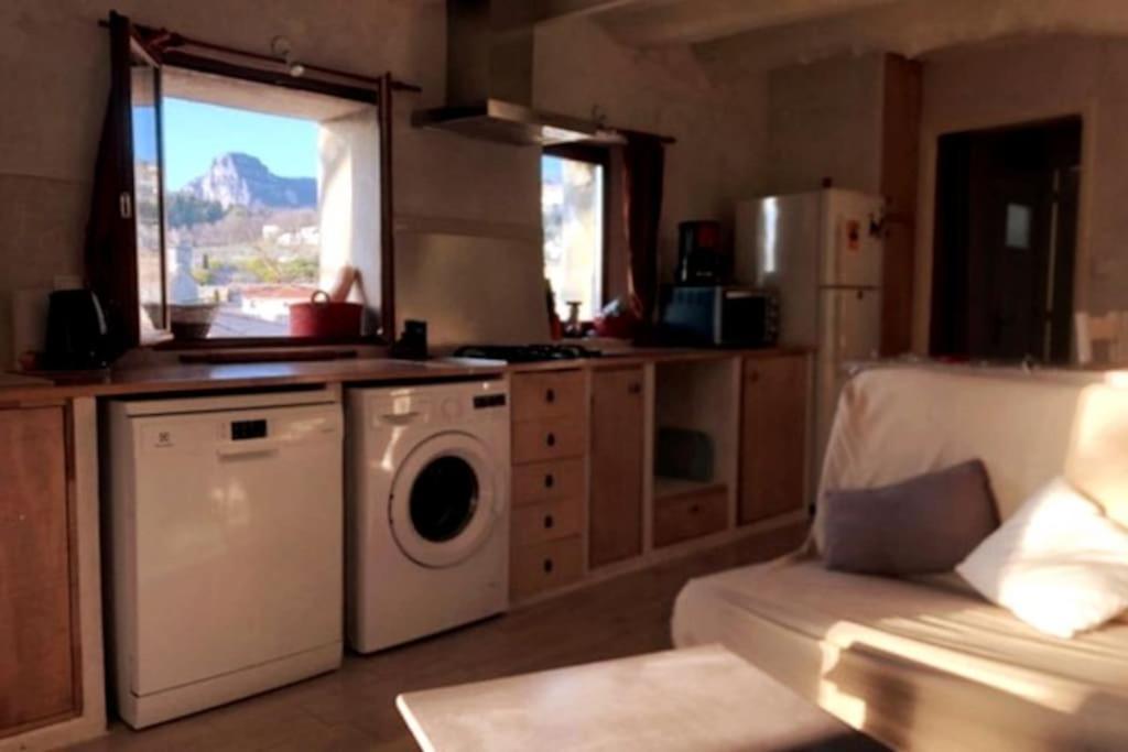 En TV eller et underholdningssystem på Maison de village vue montagne