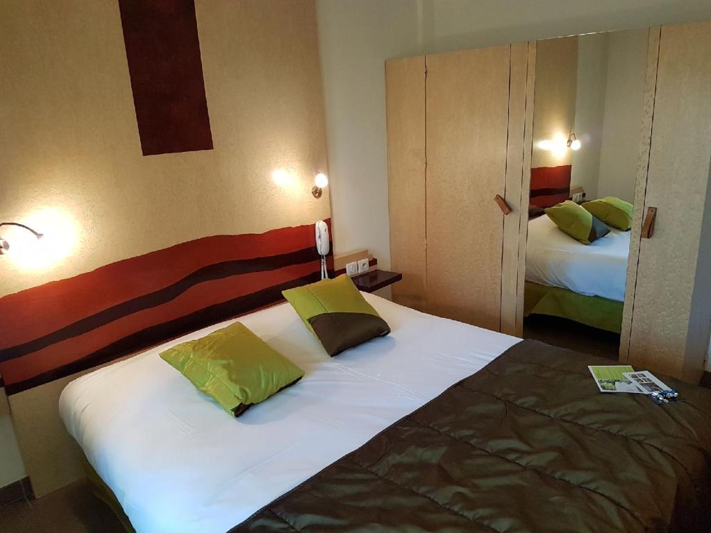 Postel nebo postele na pokoji v ubytování Logis Hôtel La Fauceille
