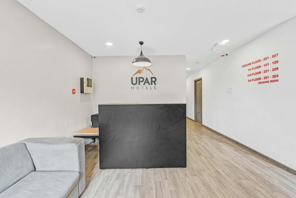 - un salon avec un canapé et une table dans l'établissement Upar Hotels Uthandi, ECR, à Chennai