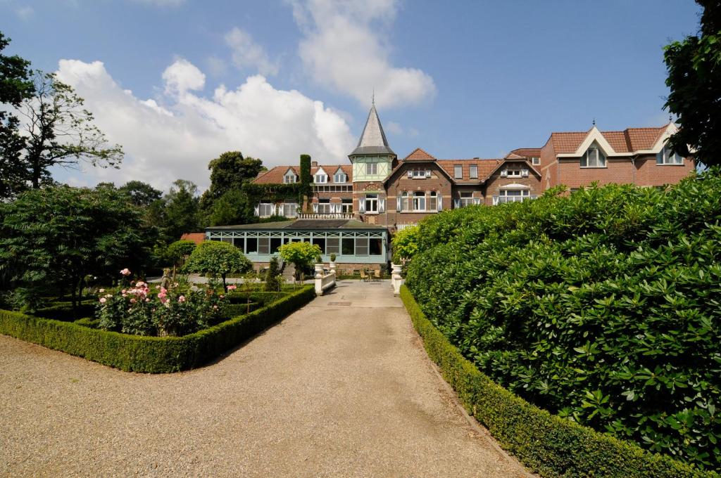 een groot huis met een tuin ervoor bij Kasteel Wurfeld in Maaseik