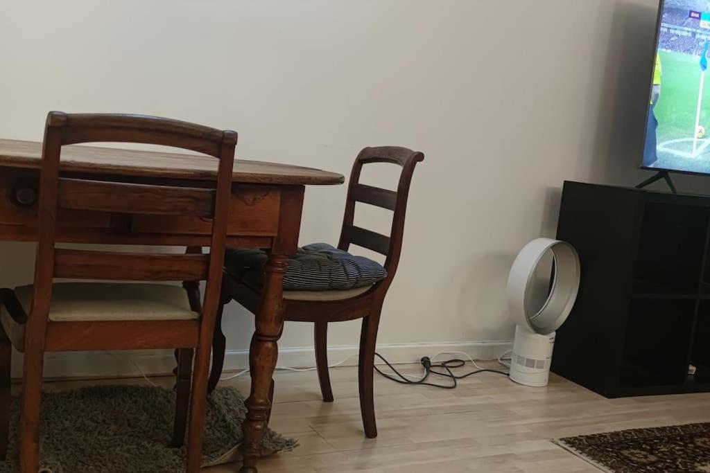 d'une table, de deux chaises, d'une table et d'une télévision dans l'établissement Cosy Studio Paris Ternes Near Palais de Congrès, à Paris