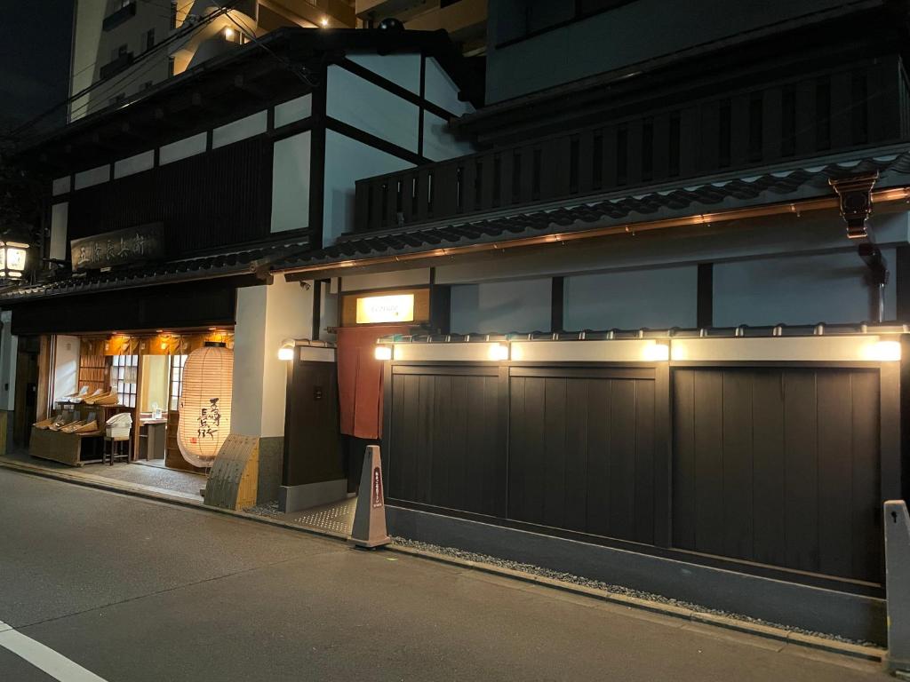ein Gebäude mit einem Tor und Lichtern auf einer Straße in der Unterkunft Le Studio 五条高倉 in Kyoto