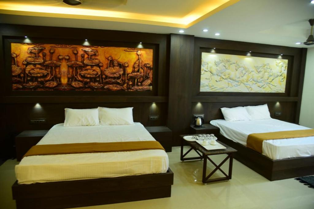 Ένα ή περισσότερα κρεβάτια σε δωμάτιο στο VAISHNAVI RESIDENCY TIPTUR