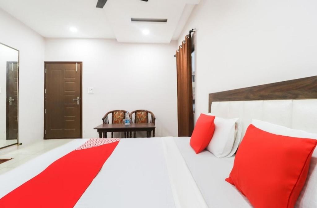 MALAYA HOUSE --Couples, Family, Corporate Favorite-- Near BMC Chowk ICONIC Mall - Deluxe King Room