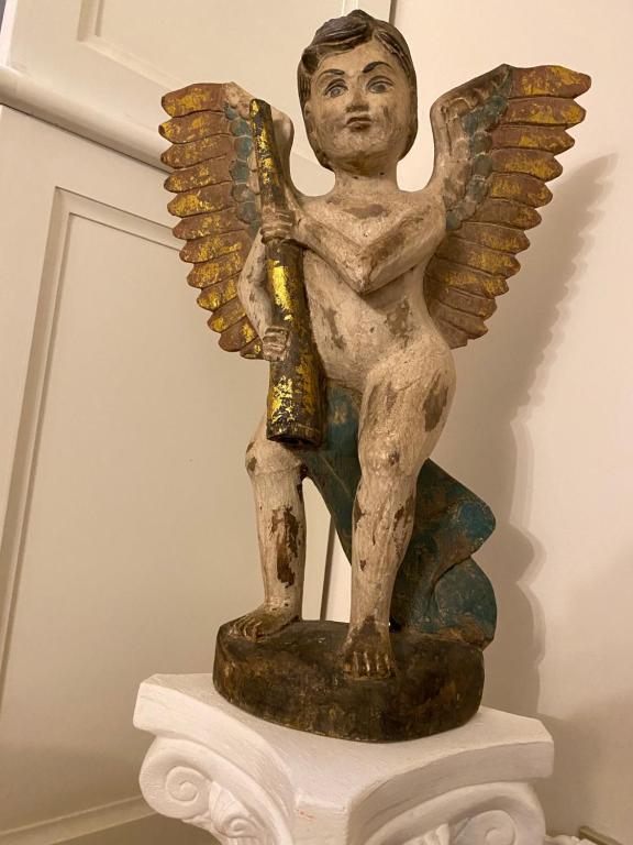 uma estátua de um anjo em exposição num museu em Ca' de Lu em Savona