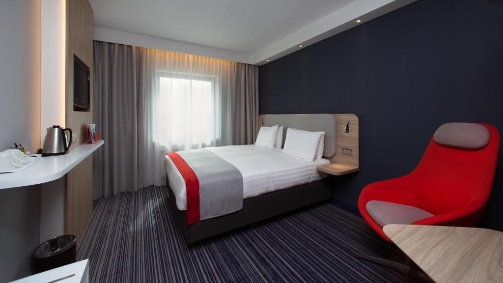 Postel nebo postele na pokoji v ubytování Holiday Inn Express Geneva Airport by IHG