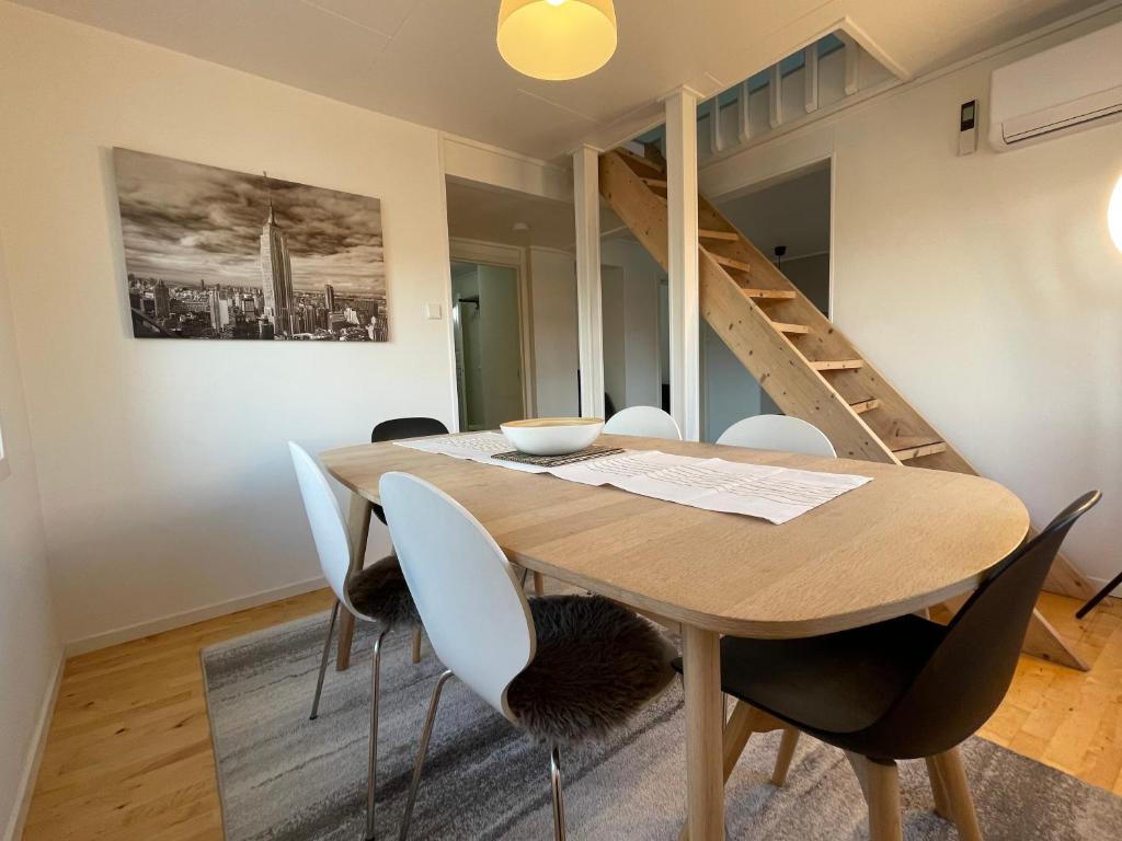 ein Esszimmer mit einem Holztisch und Stühlen in der Unterkunft Stavanger Bnb nicolas 10 Terrace 2bed Rooms in Stavanger
