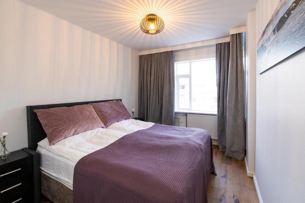 Postel nebo postele na pokoji v ubytování Lundur Apartments - Down Town