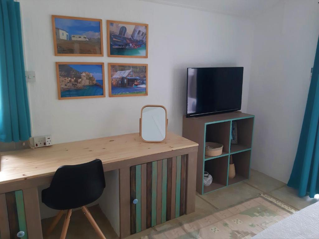 TV a/nebo společenská místnost v ubytování Kailani