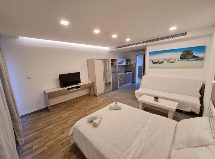 ein großes Wohnzimmer mit einem Bett und einer Couch in der Unterkunft Eilat Charming Studio-Balcony in Eilat