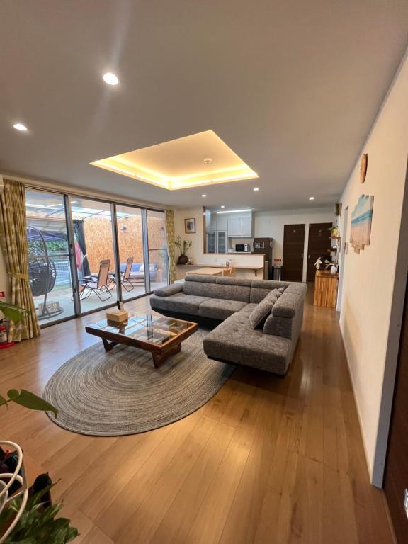 Sala de estar con 2 sofás y mesa de centro en Resort Villa 海結-umiyui-, en Onna