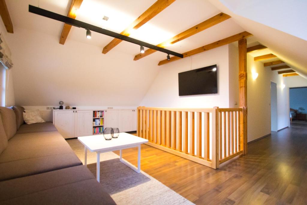 A television and/or entertainment centre at Gästehaus Dworschak