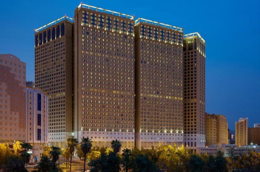 um grande edifício com muitas janelas numa cidade em Al Kiswah Towers Hotel em Meca