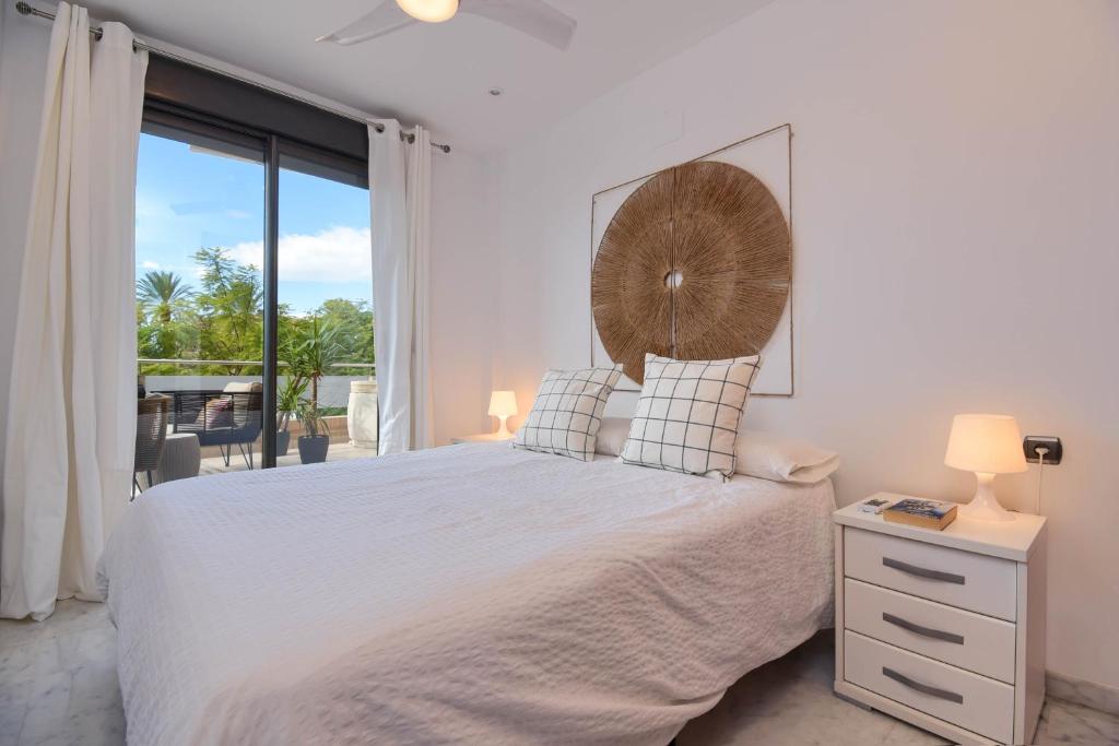 Postel nebo postele na pokoji v ubytování Nuevo, gran terraza con jacuzzi privado y piscina