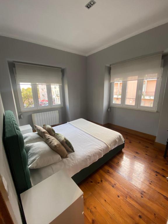 - une chambre avec un lit et 2 oreillers dans l'établissement Belem Aloja, à Lisbonne