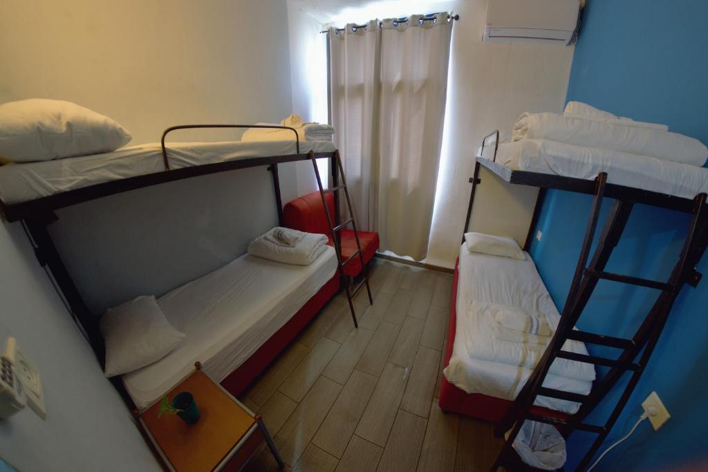 Postel nebo postele na pokoji v ubytování Tiberias Hostel