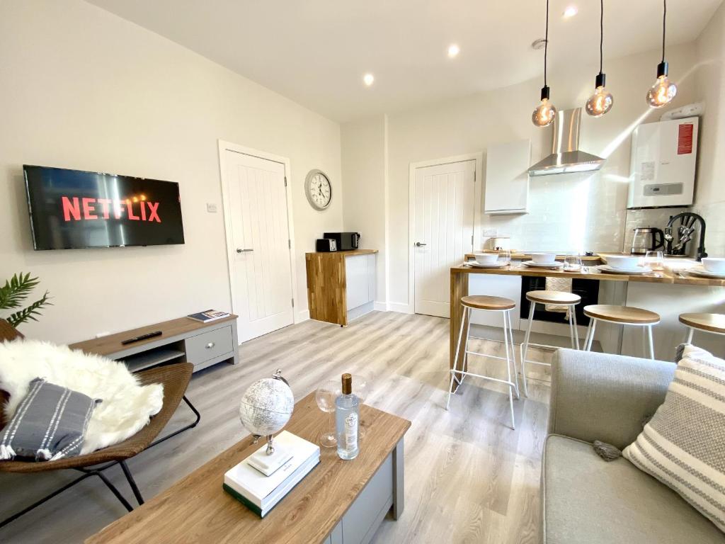 Stunning Beach Themed 2 Bed Apartment - 