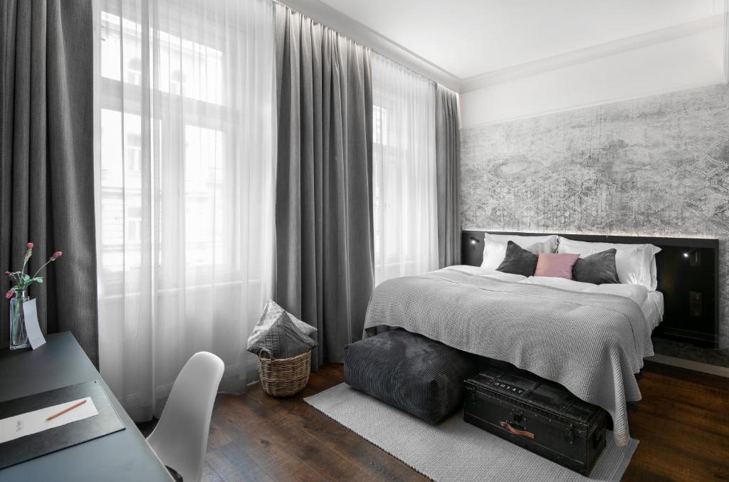 Ein Bett oder Betten in einem Zimmer der Unterkunft THE MANES Boutique Hotel Prague