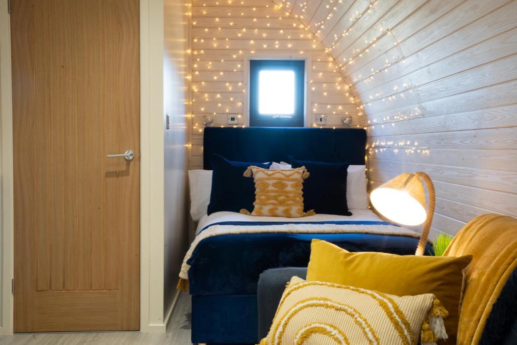 Postel nebo postele na pokoji v ubytování Tan Y Bryn Glamping