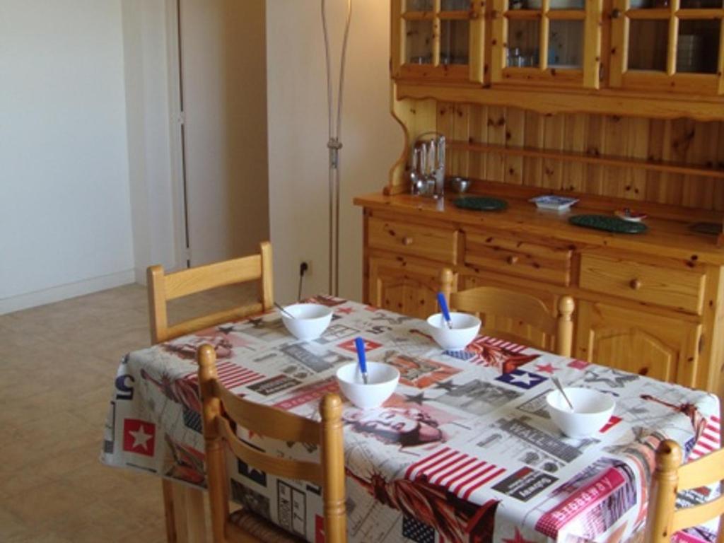 d'une table à manger avec une nappe et des bols dans l'établissement La Rochelle: Appt 3 pièces, 6 pers, piscine, parking, proche plage - FR-1-551-19, à La Rochelle