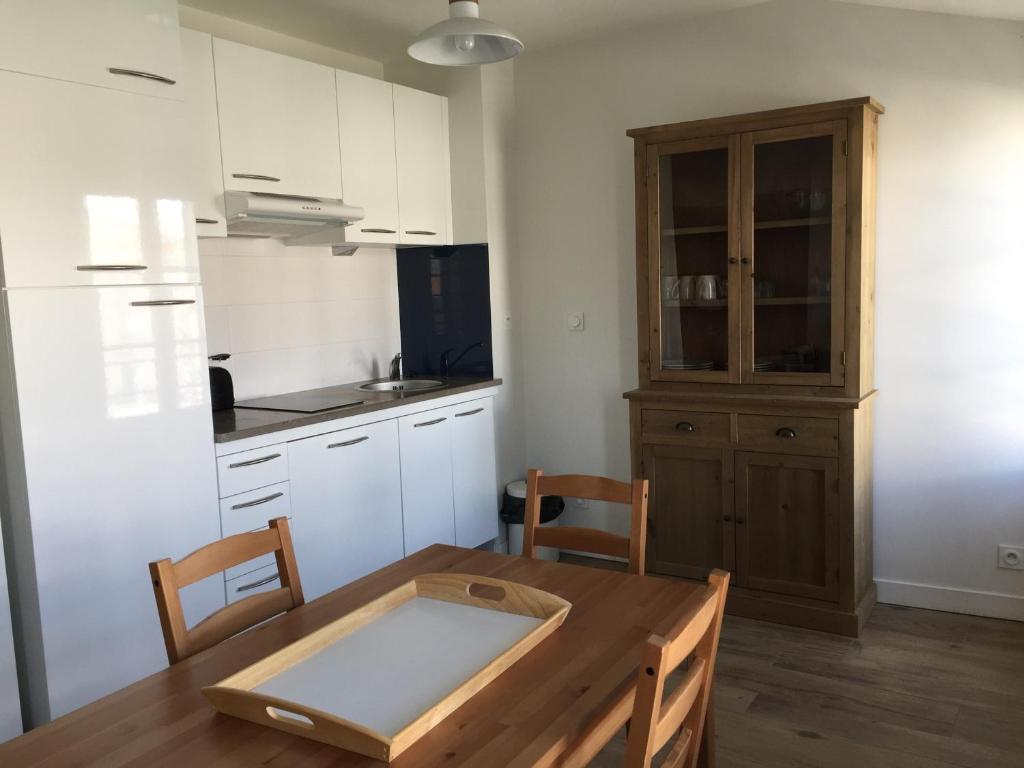 Una cocina o cocineta en Appartement La Rochelle, 2 pi&egrave;ces, 2 personnes - FR-1-551-33