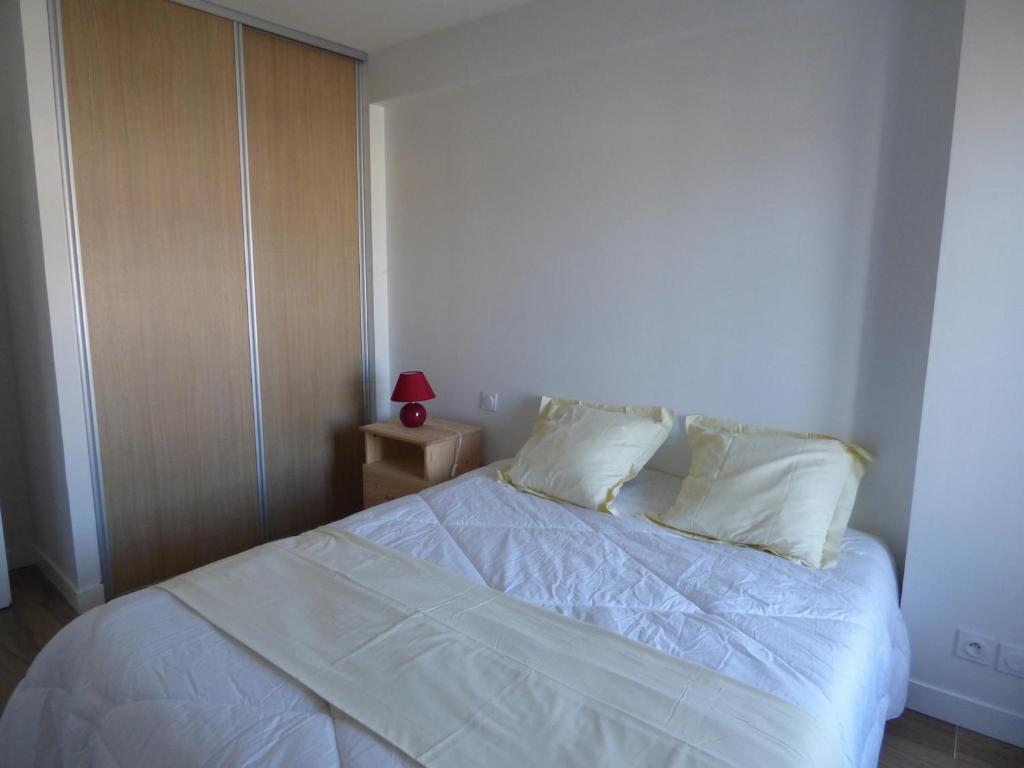 Una cama o camas en una habitaci&oacute;n de Appartement La Rochelle, 2 pi&egrave;ces, 2 personnes - FR-1-551-33