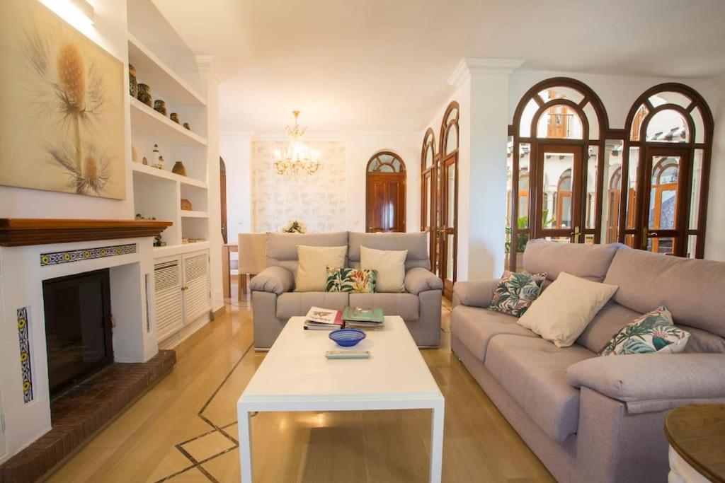 Posedenie v ubytovaní Andalusian villa on the sea and the bay of Malaga