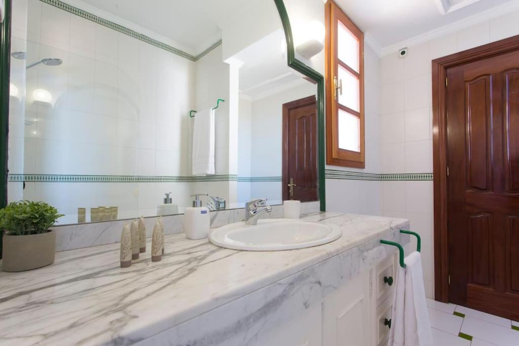 Kúpeľňa v ubytovaní Andalusian villa on the sea and the bay of Malaga