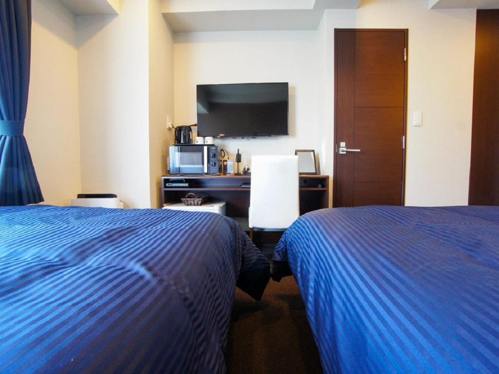 TV a/nebo společenská místnost v ubytování HOTEL LiVEMAX Yokohama Motomachi Ekimae