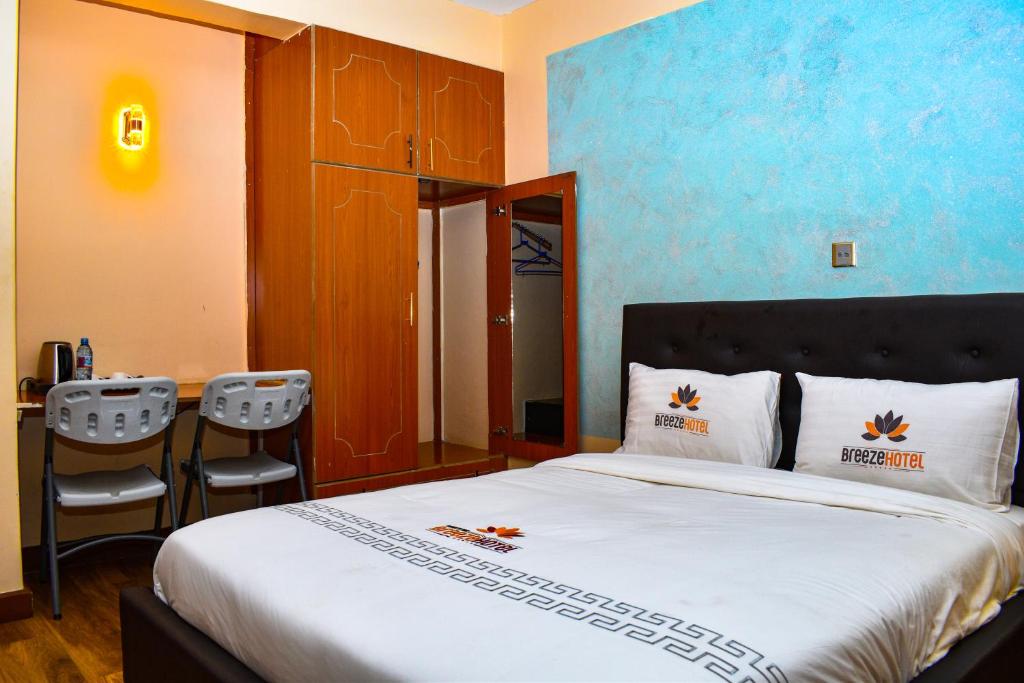Vuode tai vuoteita majoituspaikassa Breeze Hotel Nyahururu