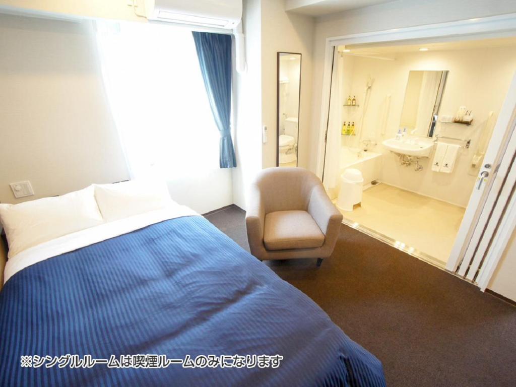 Postel nebo postele na pokoji v ubytování HOTEL LiVEMAX Yokohama Motomachi Ekimae