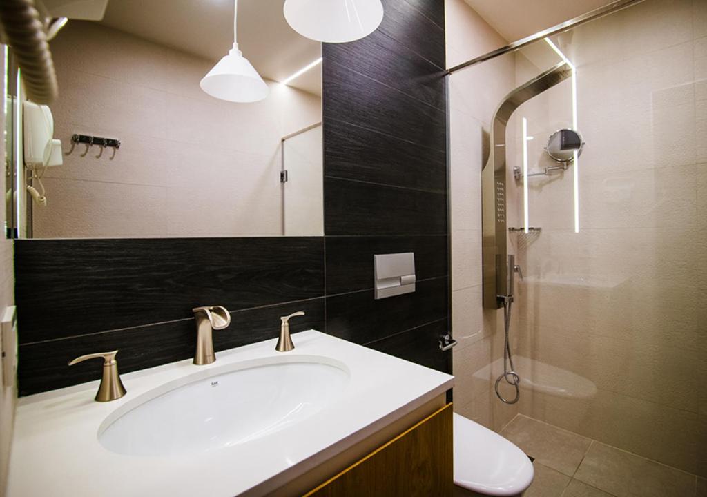 Koupelna v ubytování Cartez Hotel
