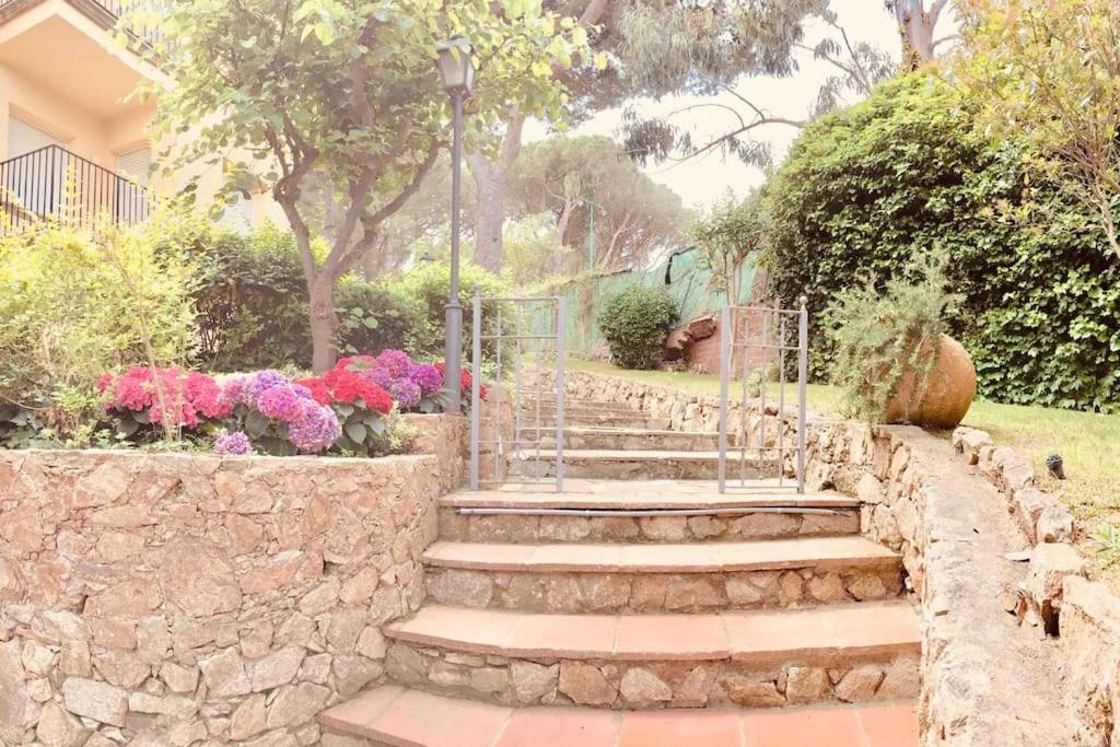 Zahrada ubytování 2 Story, 5 Bedroom, 3 Bath Flat, Steps from the Beach & Cliff Walk