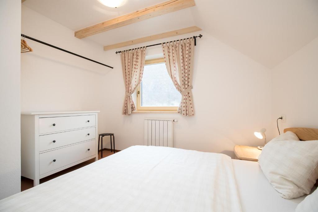 Postel nebo postele na pokoji v ubytování Apartma Hkavc Markež