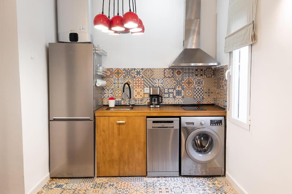 A kitchen or kitchenette at Encantador apartamento reformado en Tetuán by beBalmy