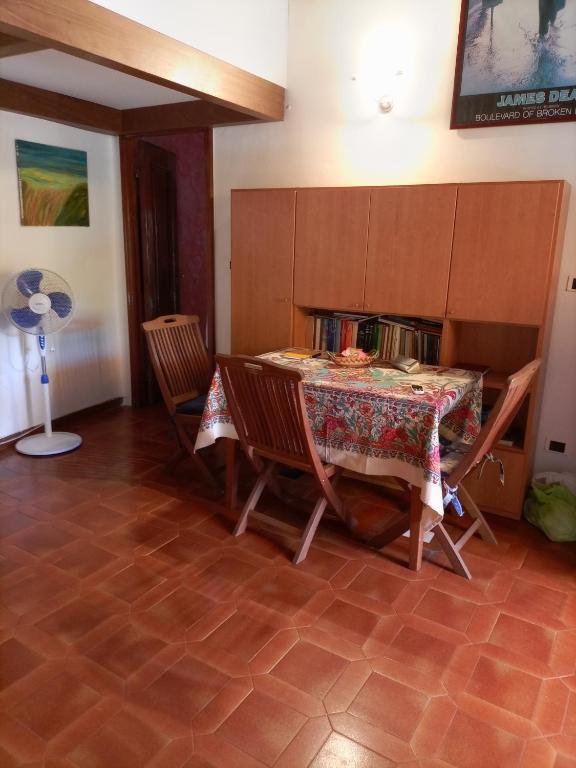 uma sala de jantar com mesa e cadeiras em Soledad em Bonassola